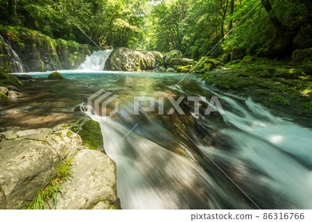 以黎明瀑佈為背景的菊池溪流 以黎明瀑佈為背景的菊池溪流 86316766