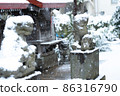 Snow-covered guardian dog The snow scene of the snow shrine that falls on the guardian dog 86316790
