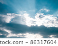 閃耀的寒冷冬天的天空 86317604