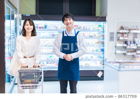 Supermarket clerk and housewife 86317709