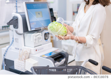 在自助結賬處購物的年輕家庭主婦 在自助結賬處購物的年輕家庭主婦 86318078