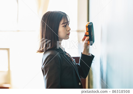 有黑板擦的高中女生 有黑板擦的高中女生 86318508