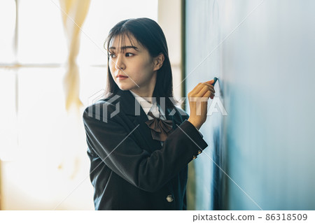 有粉筆的女學生 有粉筆的女學生 86318509