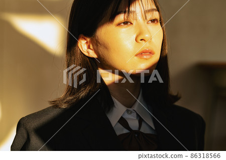 沐浴在夕陽下的女高中生 86318566