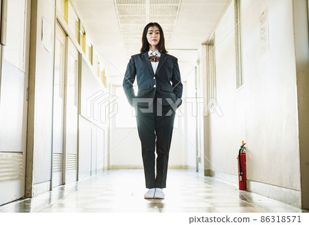 穿休閒褲的女高中生 穿休閒褲的女高中生 86318571