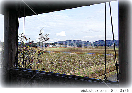 [繪畫風格]從觀景台俯瞰天鵝飛翔的鄉村......島根縣安木市（晴天） 86318586