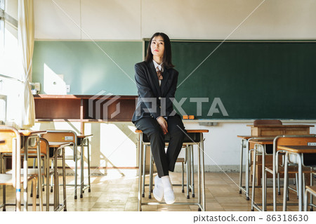 穿著無性別制服的高中女生 86318630