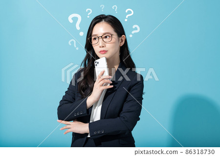 拿著智能手機的婦女 86318730