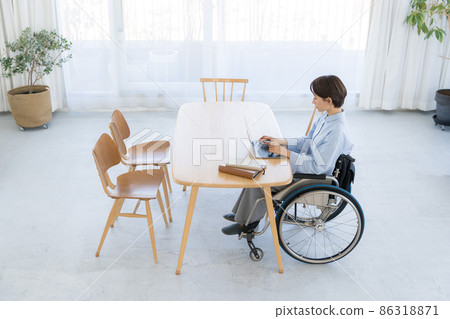 輪椅，30多歲女性，居住環境 86318871