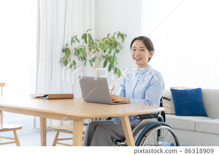 輪椅，30多歲女性，居住環境 86318909