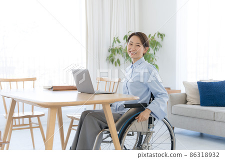 Wheelchair, female in her 30s, living environment 86318932