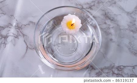 Aroma candle floating on water 86319137