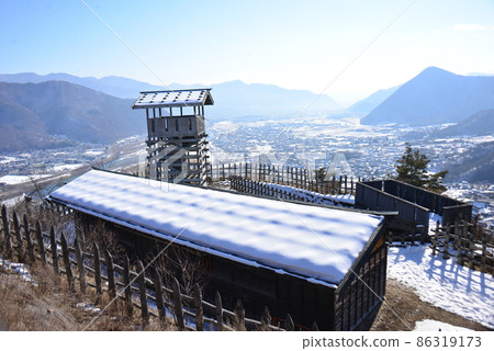 Arato Castle: The barracks and turrets of the second palace seen from the main palace 86319173