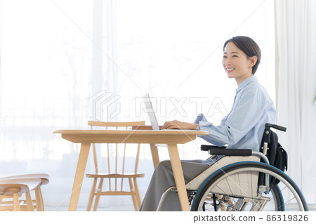 輪椅，30多歲女性，居住環境 86319826