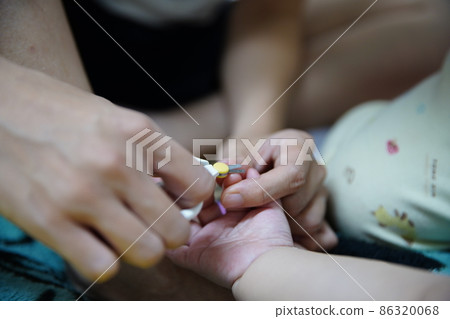 Cutting nails Cutting nails 86320068