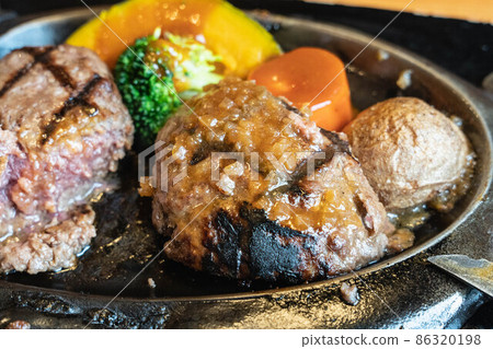 Shizuoka Teppanyaki Hamburg Steak: Juicy Wagyu Beef Shizuoka Teppanyaki Hamburg Steak: Juicy Wagyu Beef 86320198