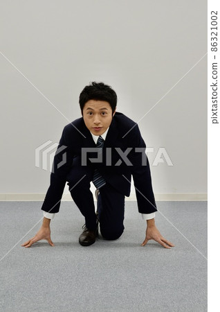 Crouching start young man Crouching start young man 86321002