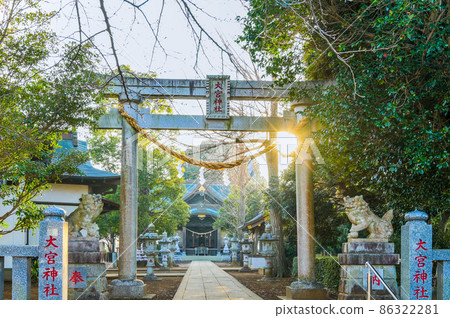 在早晨的陽光下閃耀的草狩宮神社的鳥居 在早晨的陽光下閃耀的草狩宮神社的鳥居 86322281
