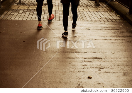 跑完的兩個人 86322900