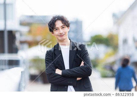 雙臂交叉的男人 86322958