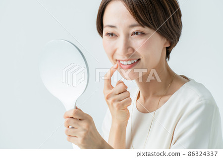 牙齒美白鏡中女 86324337