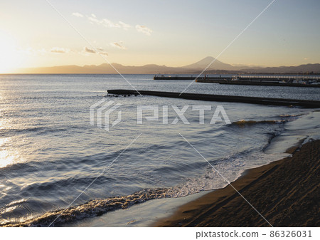 See the sunset of Fuji from Enoshima 86326031