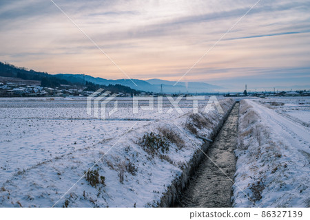 Lightly cloudy sky and snow scene [Ikeda-cho, Kitaazumi-gun] 86327139