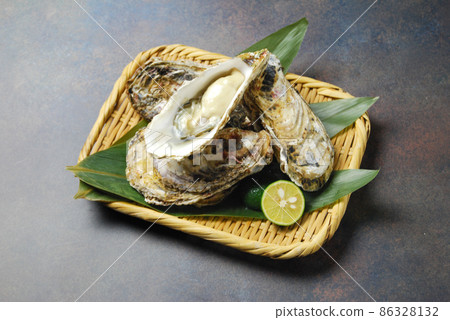 Lots of fresh shelled raw oysters Lots of fresh shelled raw oysters 86328132