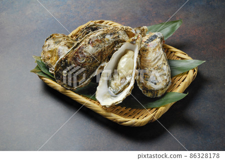 許多新鮮的去殼生牡蠣 許多新鮮的去殼生牡蠣 86328178