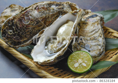 許多新鮮的去殼生牡蠣 86328184