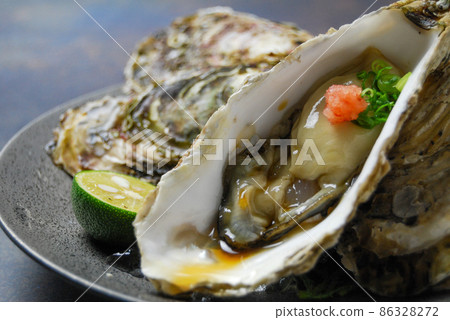許多新鮮的生牡蠣和牡蠣橙子 86328272