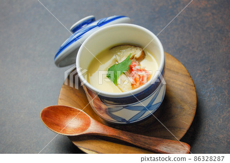 Freshly made warm chawanmushi 86328287
