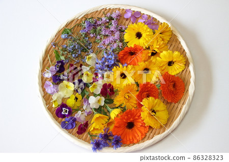 預示春天的五顏六色的食用花卉 86328323