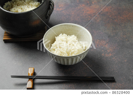 Warm rice cooked in a clay pot 86328400