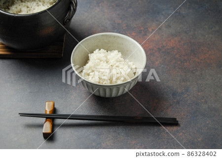 用煲仔飯煮熟的熱飯 86328402