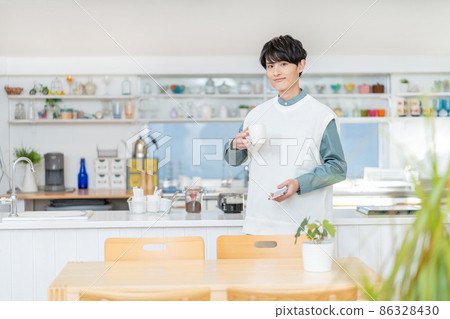 Young man drinking coffee in his kitchen 86328430