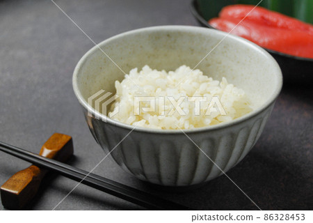 Warm rice and mentaiko cooked in a clay pot Warm rice and mentaiko cooked in a clay pot 86328453