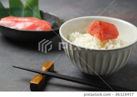 Warm rice and mentaiko cooked in a clay pot Warm rice and mentaiko cooked in a clay pot 86328457