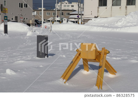 Car stop at the northern end of JR in the midwinter 86328575