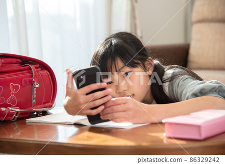 小學生邊學習邊看智能手機 86329242