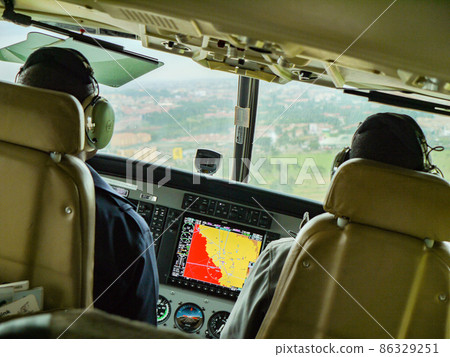 塞斯納飛機準備降落在內羅畢機場，肯尼亞 86329251