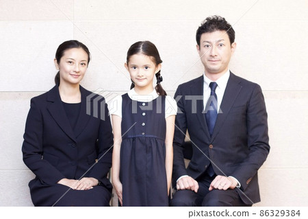 Parents and children in formal wear who came to the photo studio to take ID photos 86329384