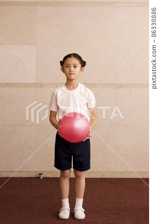 A girl who observes the behavior of the examination and receives practical skills A girl who observes the behavior of the examination and receives practical skills 86330886