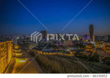 從興仁之門公園看首爾夜景 從興仁之門公園看首爾夜景 86330952