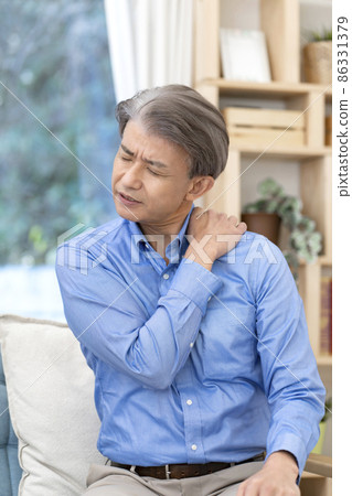 Middle man with shoulder pain Shoulder pain 86331379