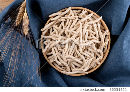 Whole grain wheat apulian pasta maccaruni in a... - Stock Photo [86331831]  - PIXTA