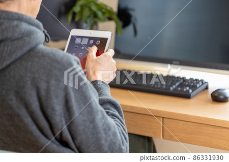 在家工作的中年和老年男性在電腦前使用平板電腦 86331930