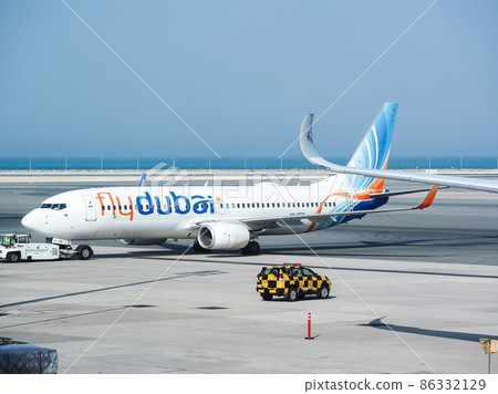 Flydubai B-737 在卡塔爾多哈機場等待 86332129