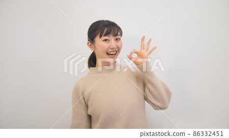 積極和充滿活力的年輕女子 積極和充滿活力的年輕女子 86332451