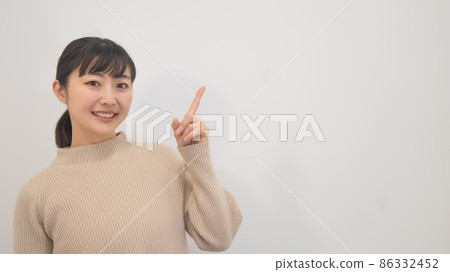積極和充滿活力的年輕女子 積極和充滿活力的年輕女子 86332452